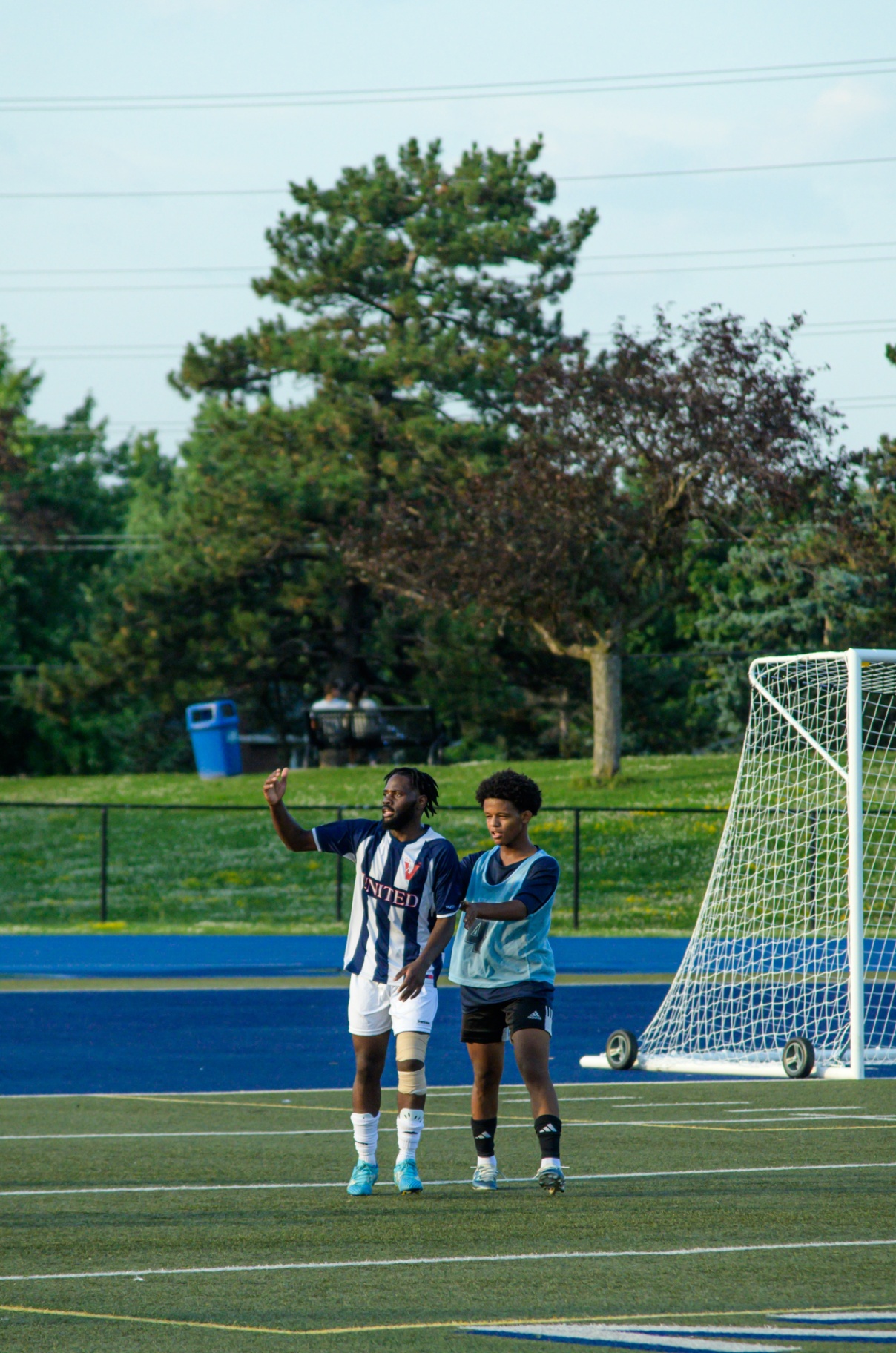 Striker organizing the attack near the box