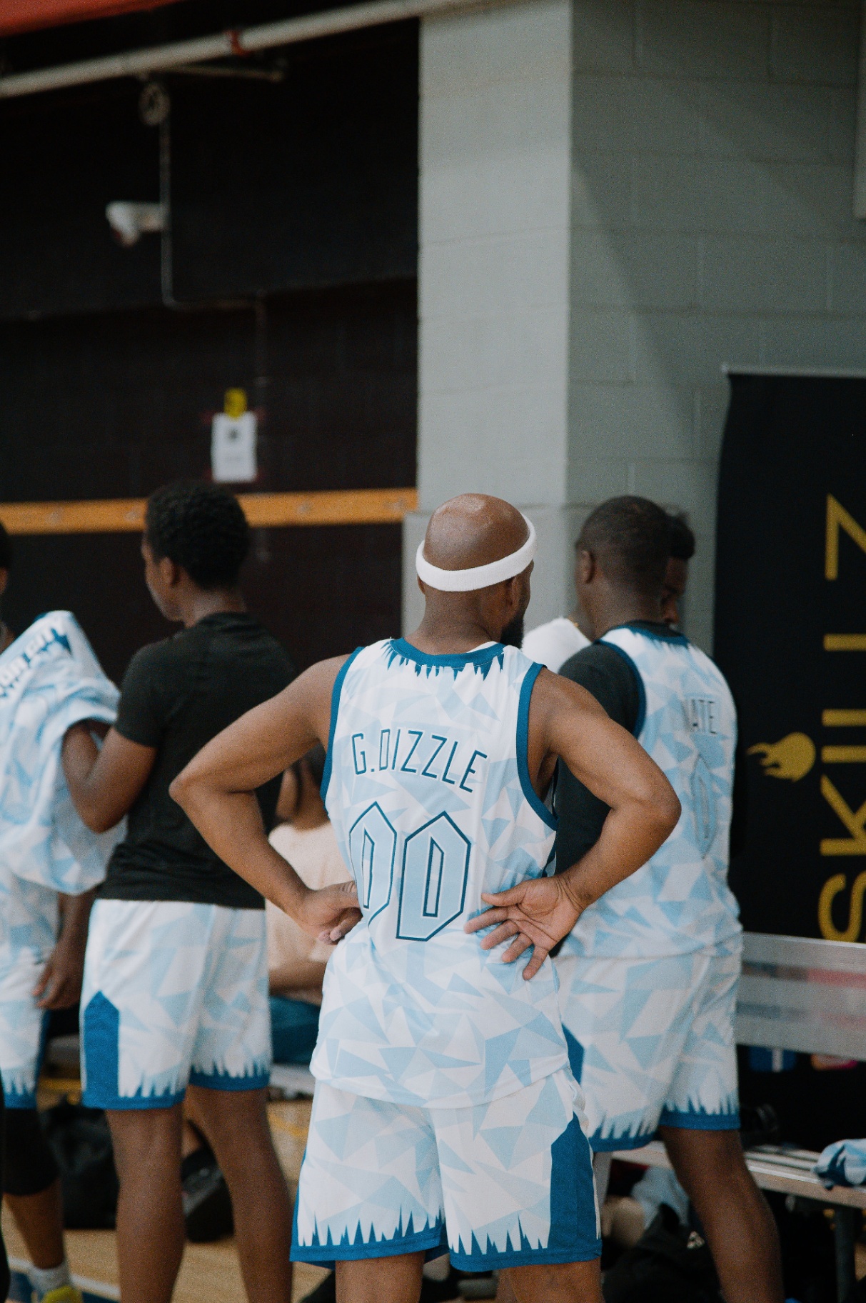 G. Dizzle #00 on the bench in full kit